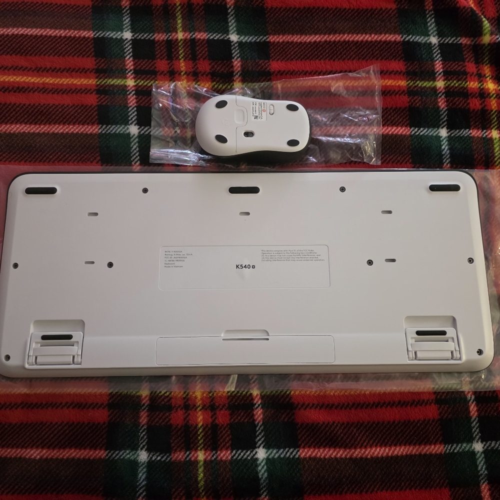 Logitech K540 Keyboard & Mouse - Picture 2 of 2